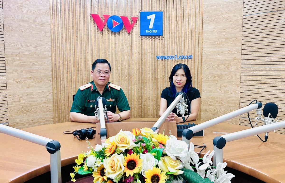 BTV Thúy Ngọc và khách mời chương trình Thiếu tướng, PGS, TS Nguyễn Văn Sáu, Phó Viện trưởng Viện
Chiến lược và Lịch sử quốc phòng Việt Nam.