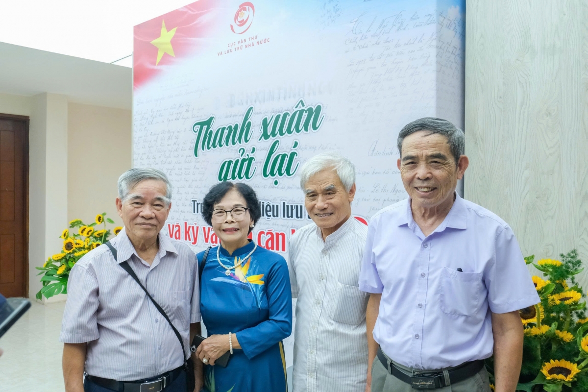 Các cán bộ đi B tại buổi khai mạc Trưng bày tài liệu lưu trữ và kỷ vật của cán bộ đi B với chủ đề “Thanh xuân gửi lại”.