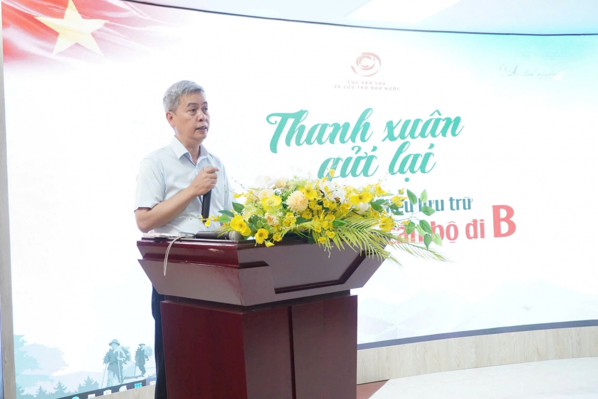 Ông Đặng Thanh Tùng, Cục trưởng Cục Văn thư và Lưu trữ nhà nước phát biểu khai mạc Trưng bày tài liệu lưu trữ và kỷ vật "Thanh xuân gửi lại"