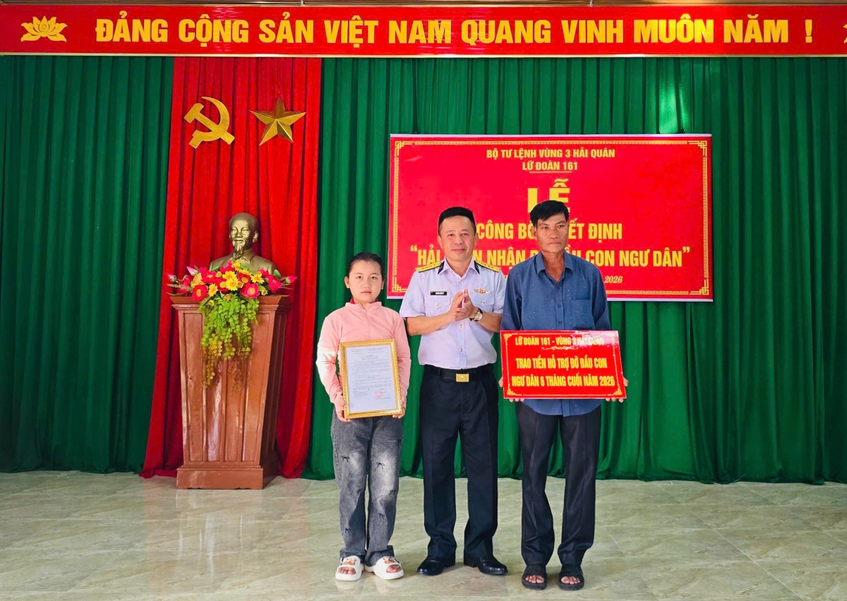 Đại tá Nguyễn Văn Tư, Lữ đoàn trưởng Lữ đoàn 161 trao quyết định và tặng quà cho con ngư dân