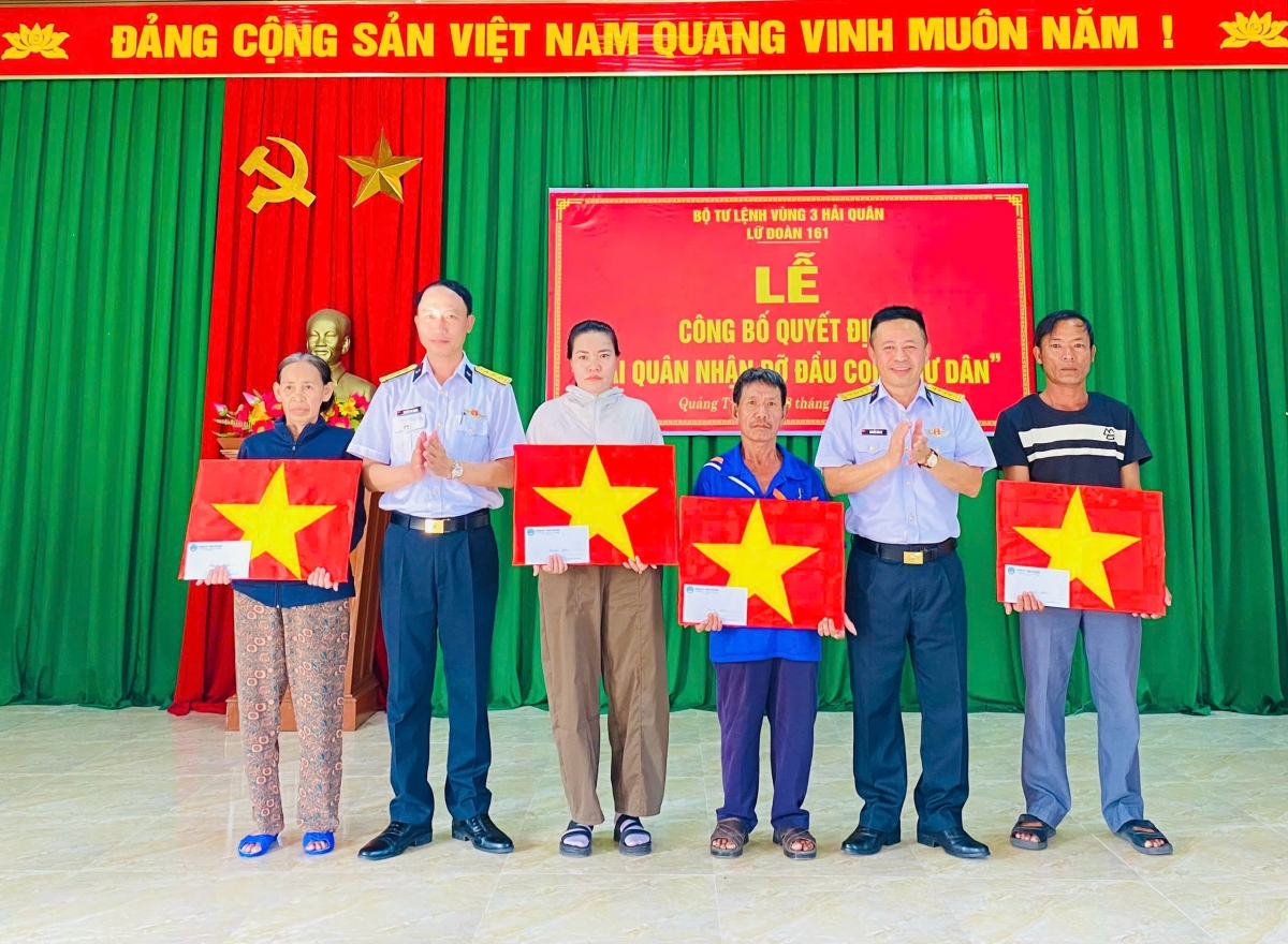 Chỉ huy Lữ đoàn 161 tặng quà ngư dân trong buổi trao quyết định nhận đỡ đầu con ngư dân tại xã Nam Gianh và xã Triệu Cơ