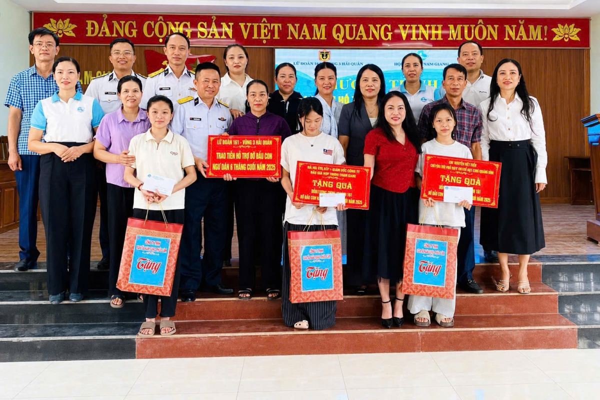 Đại diện Lữ đoàn 161 và các nhà đồng hành trao tiền hỗ trợ, đỡ đầu con ngư dân tại xã Nam Gianh, Quảng Trị
