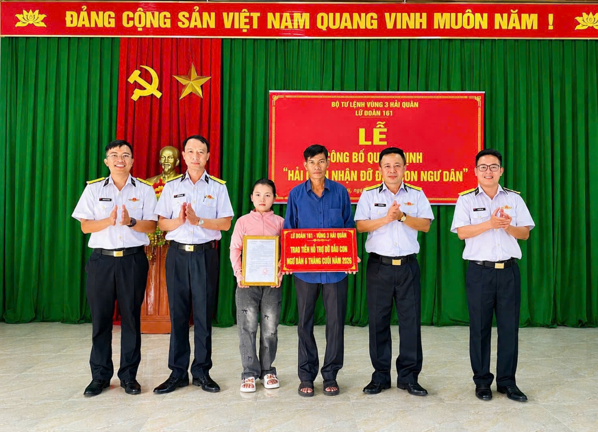 Lữ đoàn 161 trao quyết định nhận đỡ đầu và và tặng quà cho con ngư dân