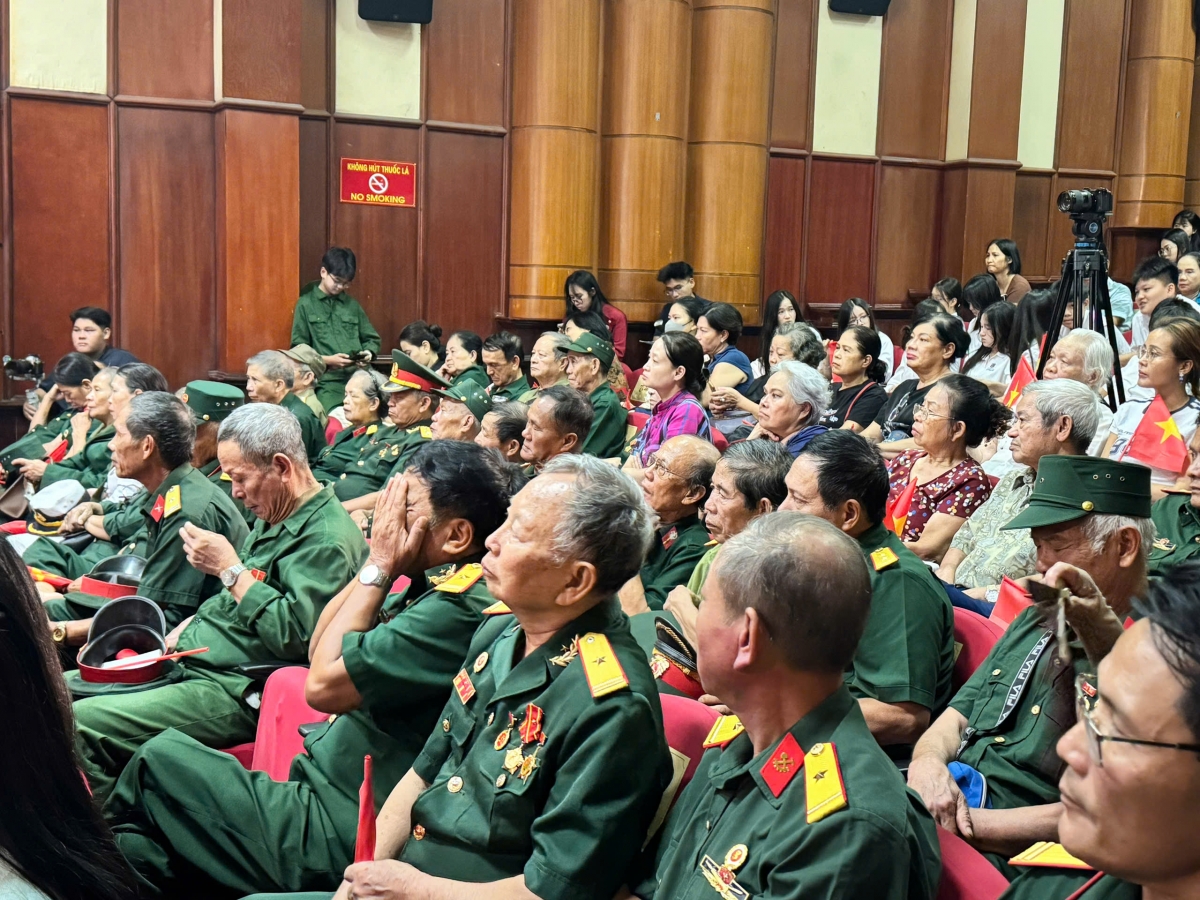 Nhiều cựu chiến binh không giấu được niềm xúc động khi xem những thước phim về đồng đội.