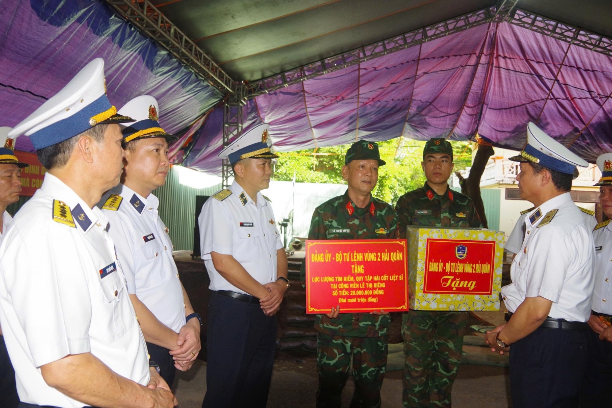 Thăm và động viên các lực lượng đang thực hiện nhiệm vụ tìm kiếm, quy tập và xác định danh tính hài cốt liệt sĩ tại Công viên Lê Thị Riêng