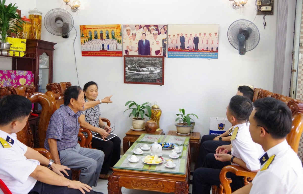 Đoàn đến thăm cựu chiến binh Đoàn tàu không số Huỳnh Văn Tiến