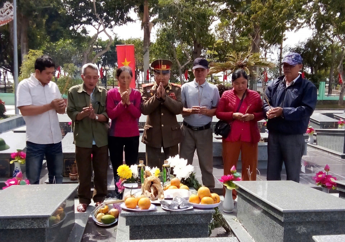 Ông Đỗ Tuấn Đạt cùng gia đình liệt sĩ làm thủ tục trước khi đưa hài cốt liệt sĩ trở về quê hương