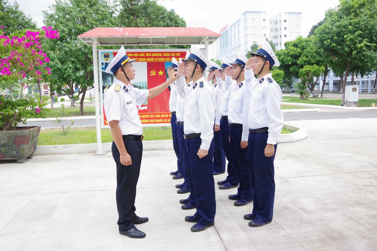 Binh nhất Nguyễn Lê Thành Triết được chỉ huy đơn vị sửa động tác chào trong giờ luyện tập điều lệnh đội ngũ