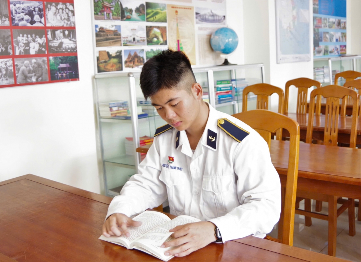 Binh nhất Nguyễn Lê Thành Triết tích cực tự học, nghiên cứu tài liệu tại đơn vị
