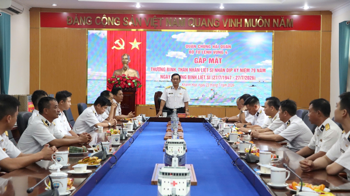 Đại tá Nguyễn Hữu Minh, Phó Chính ủy Vùng 4 phát biểu tại buổi gặp mặt