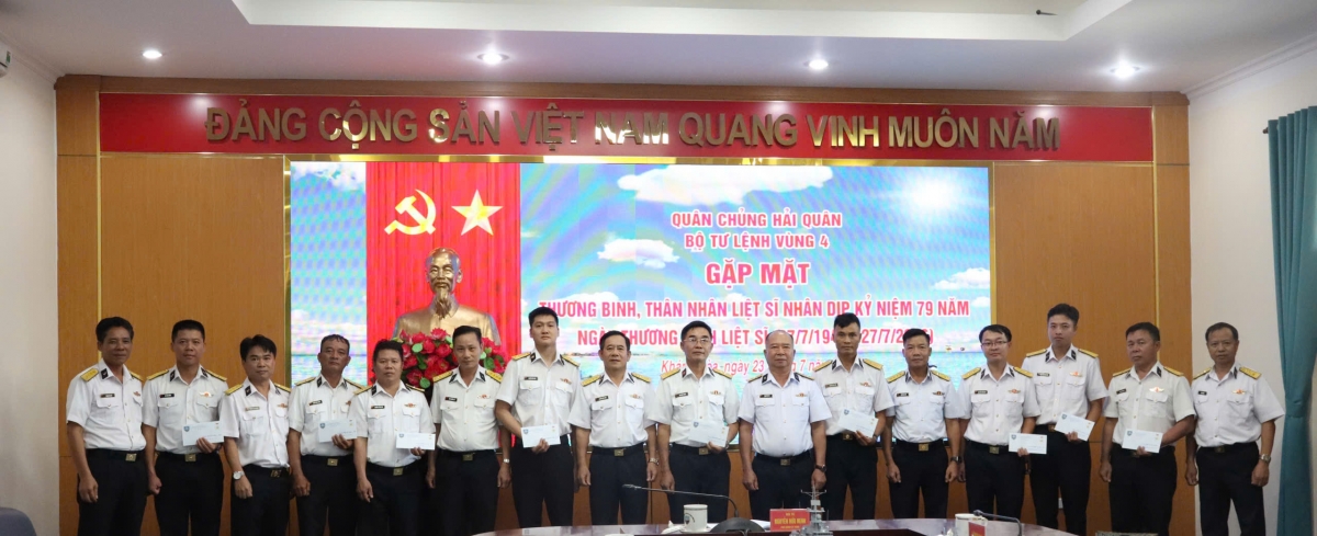 Bộ Tư lệnh Vùng 4 Hải quân động viên, trao tặng quà cho thân nhân gia đình liệt sĩ đang công tác tại đơn vị