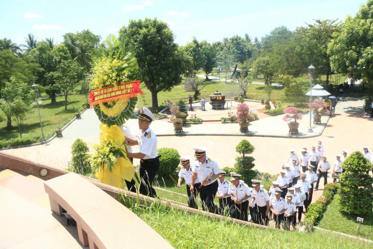 Đoàn hành quân về nguồn của Vùng 3 dâng hương tại nghĩa trang liệt sĩ thành cổ Quảng Trị