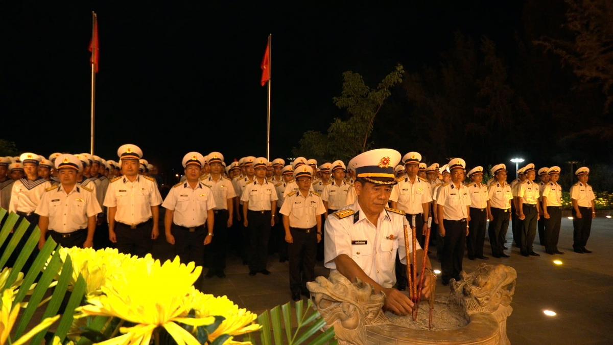 Đại tá Nguyễn Hữu Minh, Phó Chính ủy Vùng 4 Hải quân dâng hương tưởng niệm các anh hùng liệt sĩ