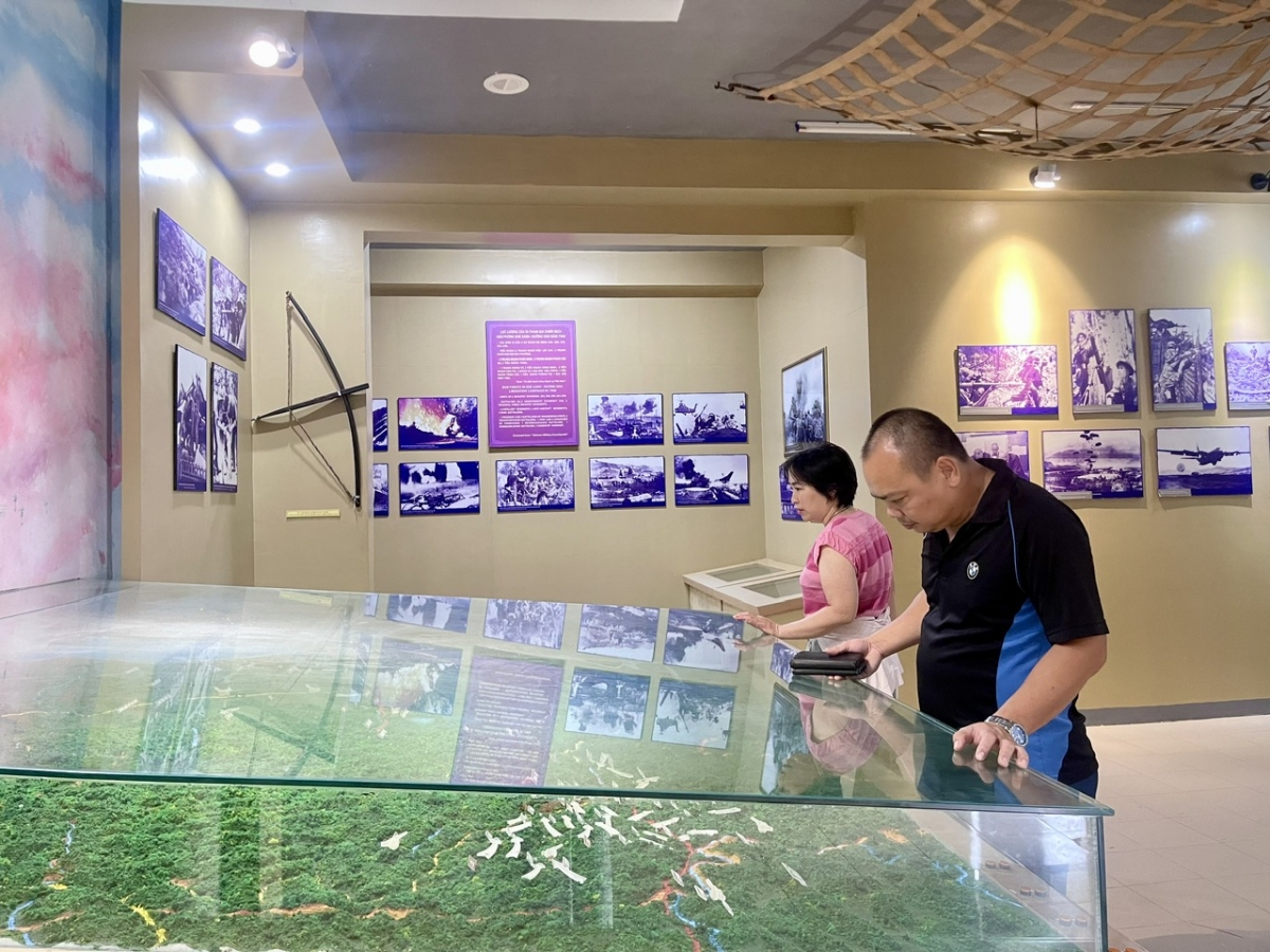 Dịp tháng 7 năm nay, gia đình anh Vũ Trường Phong, ở Hà Đông, Hà Nội về Quảng Trị để các con cảm nhận, biết ơn quá khứ,  thêm yêu hòa bình và trân quý cuộc sống hôm nay.