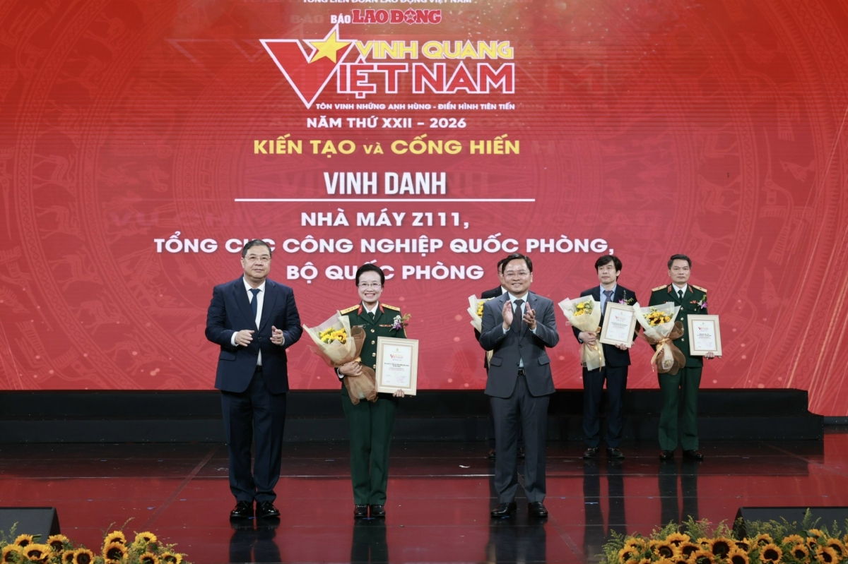 Đại tá Lý Hương Ly, Phó Giám đốc Nhà máy Z111, Tổng cục Công nghiệp Quốc phòng, Bộ Quốc phòng nhận bằng khen của đơn vị.