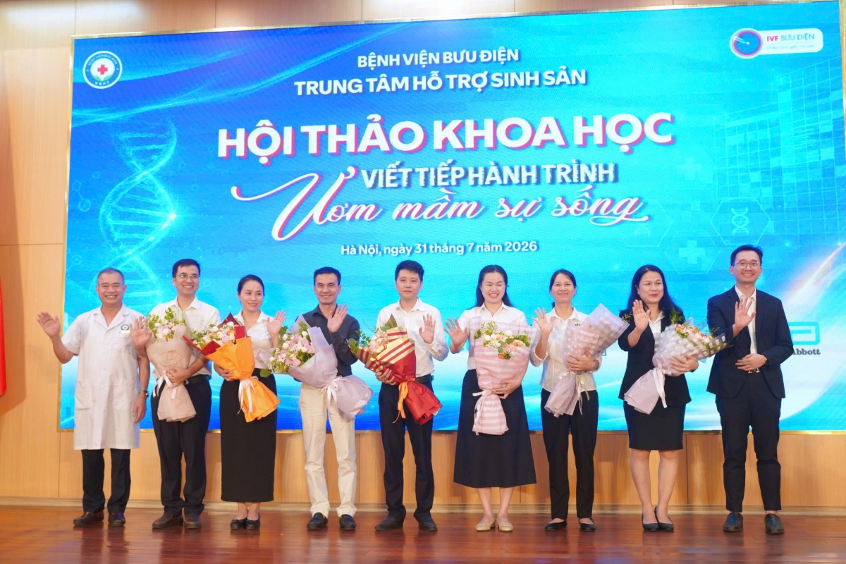 Lãnh đạo Bệnh viện Bưu điện, Trung tâm IVF Bưu điện cùng các chuyên gia, nhà khoa học tại Hội thảo
