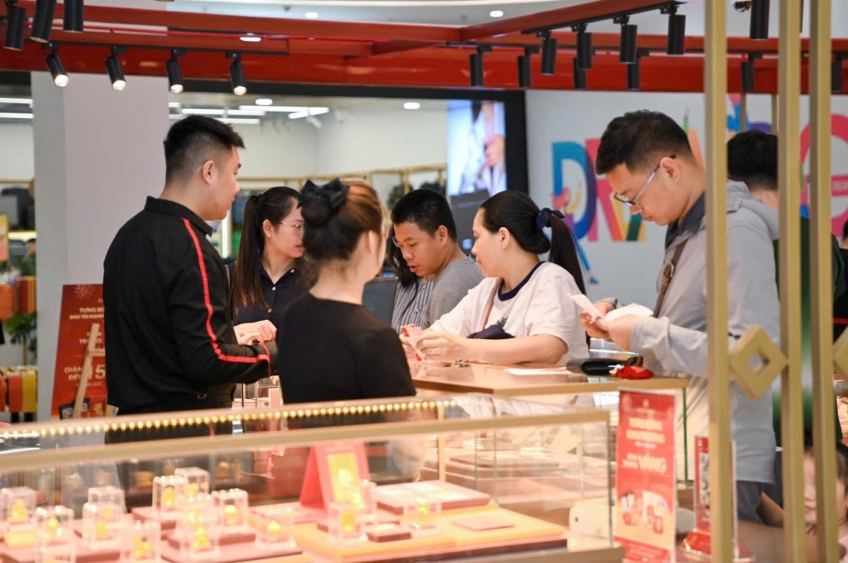 Khách hàng mua sắm tại Bảo Tin Mạnh Hải