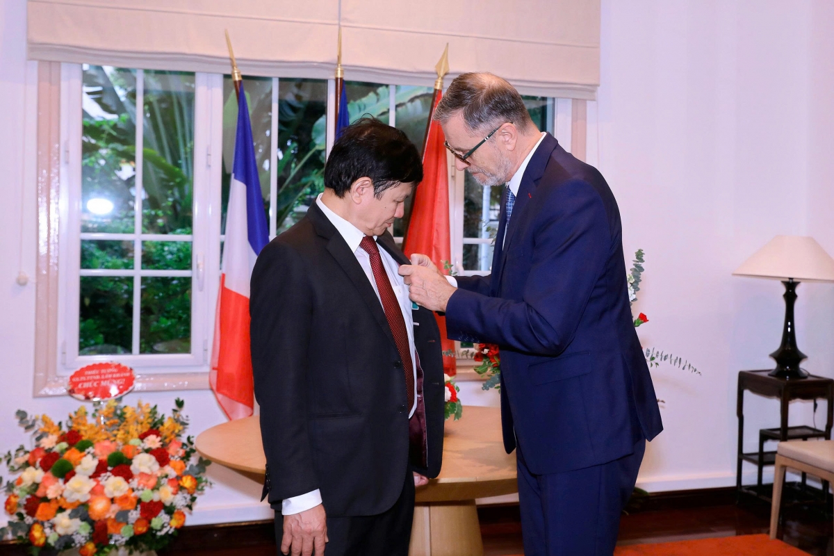 Đại sứ Pháp tại Việt Nam Olivier Brochet trao Huân chương Công trạng quốc gia tặng GS.TS Lê Danh Tuyên.