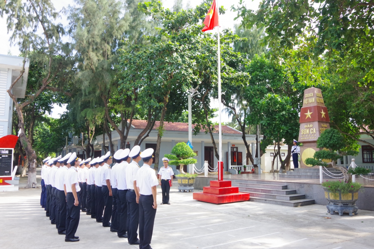 Đoàn công tác được tìm hiểu truyền thống, cuộc sống cán bộ, chiến sĩ trên đảo Sơn Ca