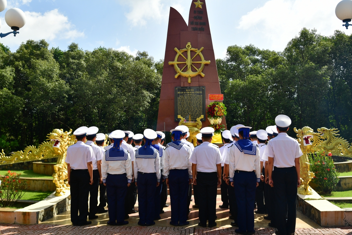 Bộ Tư lệnh Vùng 2 Hải quân dâng hương tại Khu tưởng niệm đoàn Tàu không số Bến Lộc An