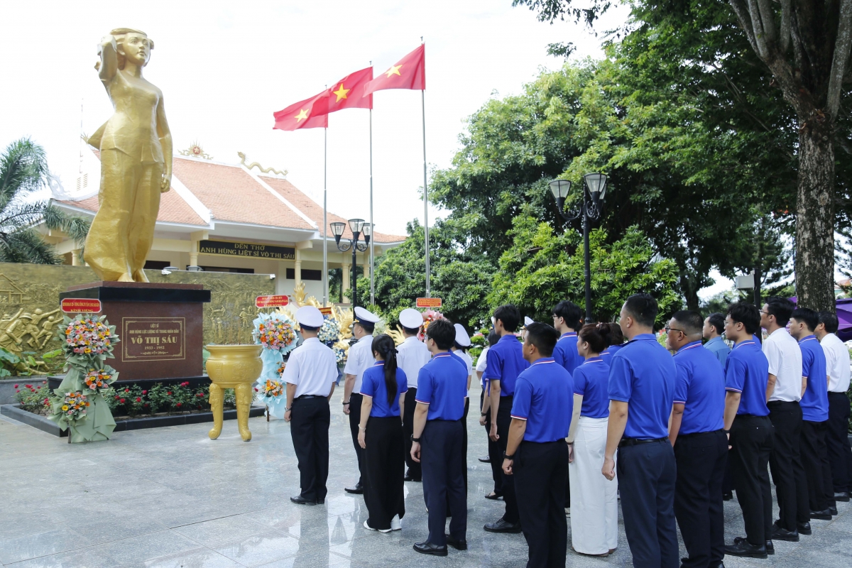 Đoàn Thanh niên Binh đoàn 20 dâng hương tại khu tưởng niệm Anh hùng LLVT nhân dân Võ Thị Sáu.