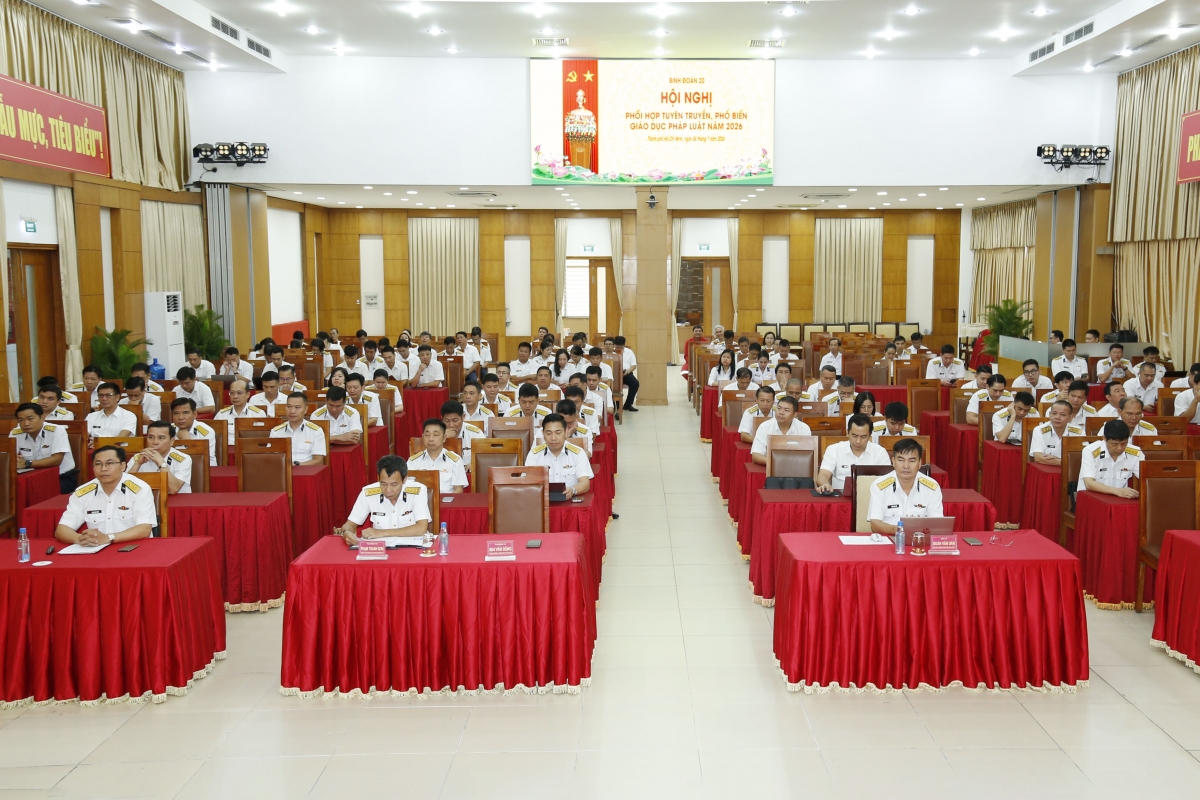 Cán bộ, người lao động Binh đoàn 20 tham gia nghe phổ biến, giáo dục pháp luật