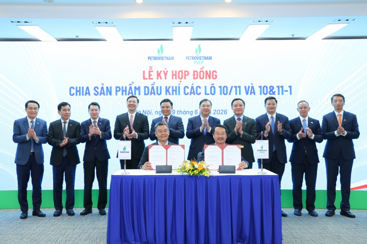 Phó Thủ tướng Thường trực Phạm Gia Túc, Bộ trưởng Bộ Công Thương Lê Mạnh Hùng cùng lãnh đạo các bộ ngành, lãnh đạo Petrovietnam chứng kiến lễ ký Hợp đồng phân chia sản phẩm Lô 10/11 và Lô 10&amp;11-1 giữa Petrovietnam và PVEP. Ảnh Petrovietnam.