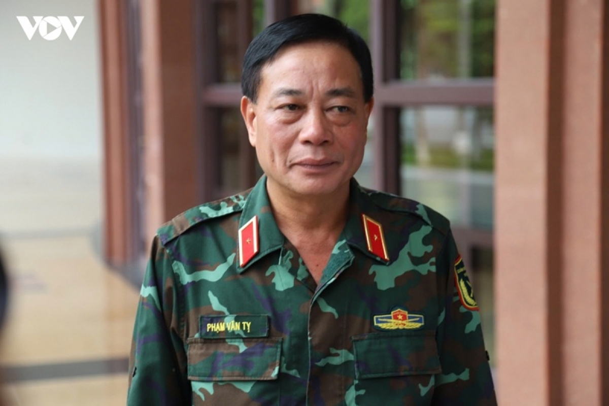 Thiếu tướng Phạm Văn Tỵ, Phó Cục trưởng Cục Cứu hộ - cứu nạn (Bộ Tổng Tham mưu, Quân đội nhân dân Việt Nam) làm Trưởng đoàn công tác của đoàn Quân đội sang cứu trợ thảm họa động đất tại Venezuela