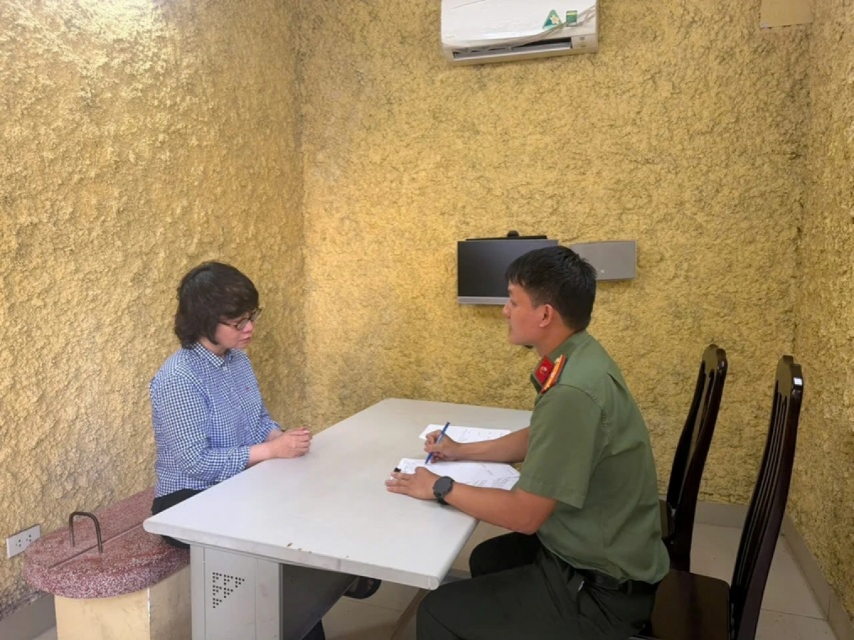 Bị can Nguyễn Thúy Hằng, Giám đốc Nhà xuất bản Hội Nhà văn. Ảnh: CACC