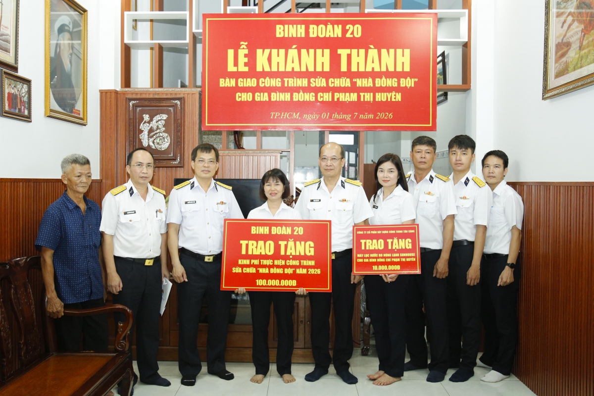 Thủ trưởng Binh đoàn 20 và Công ty CP Xây dựng Công trình Tân Cảng tặng quà cho gia đình đồng chí Phạm Thị Huyên