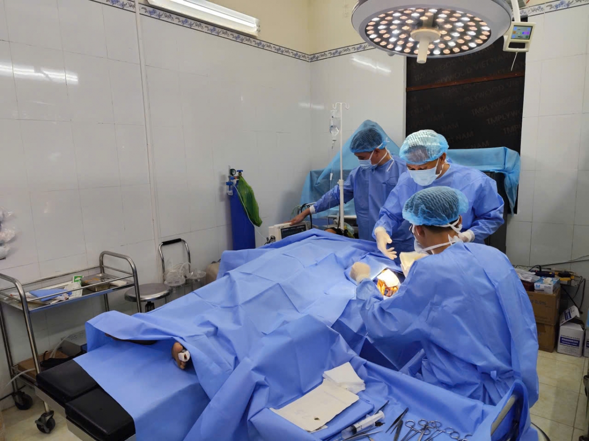 Y, bác sĩ đảo Nam Yết xử lý vết thương cho bệnh nhân