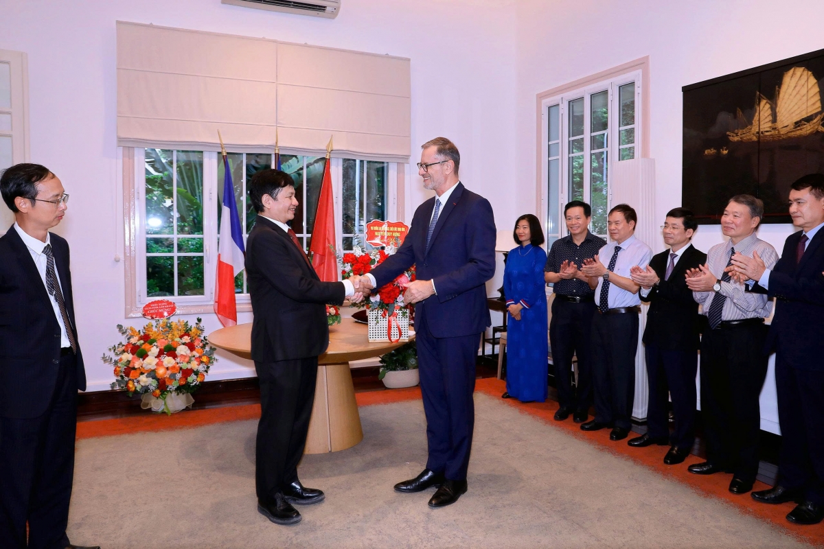 Theo GS.TS Lê Danh Tuyên, huân chương cao quý này là phần thưởng dành cho cả tập thể những người làm công tác dinh dưỡng Việt Nam trong suốt quá trình hợp tác với nước Pháp.