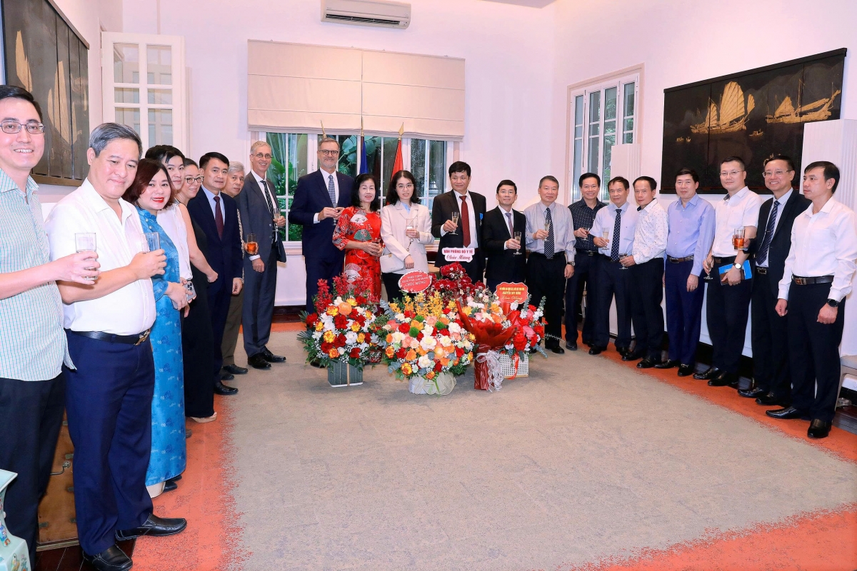 Đại sứ Pháp tại Việt Nam Olivier Brochet và các đại biểu chúc mừng GS.TS Lê Danh Tuyên nhận Huân chương Công trạng quốc gia.