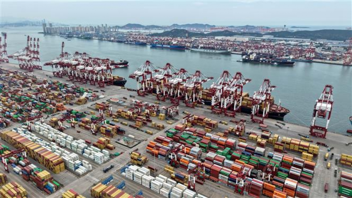 Quang cảnh cảng hàng hóa tại Thanh Đảo, tỉnh Sơn Đông, Trung Quốc. Ảnh: THX/TTXVN