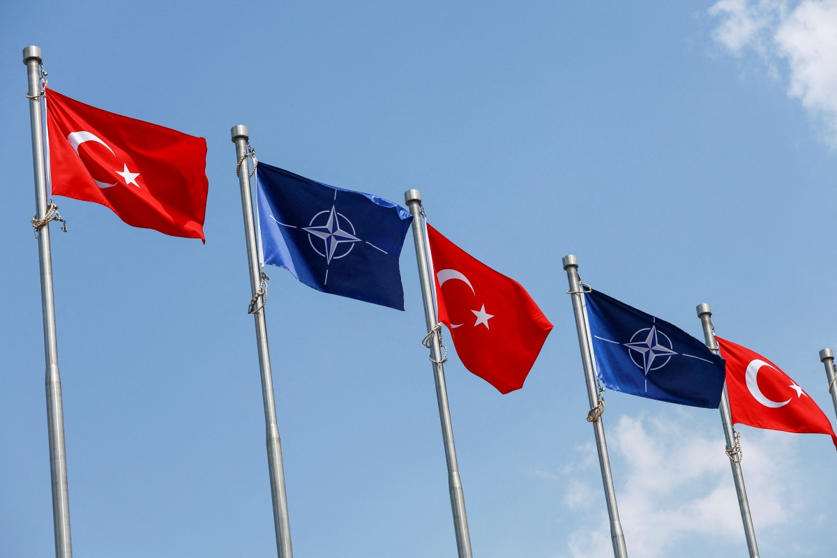 Cờ Thổ Nhĩ Kỳ và NATO tung bay trước thềm hội nghị thượng đỉnh NATO, tại Ankara, Thổ Nhĩ Kỳ (Ảnh: Reuters)