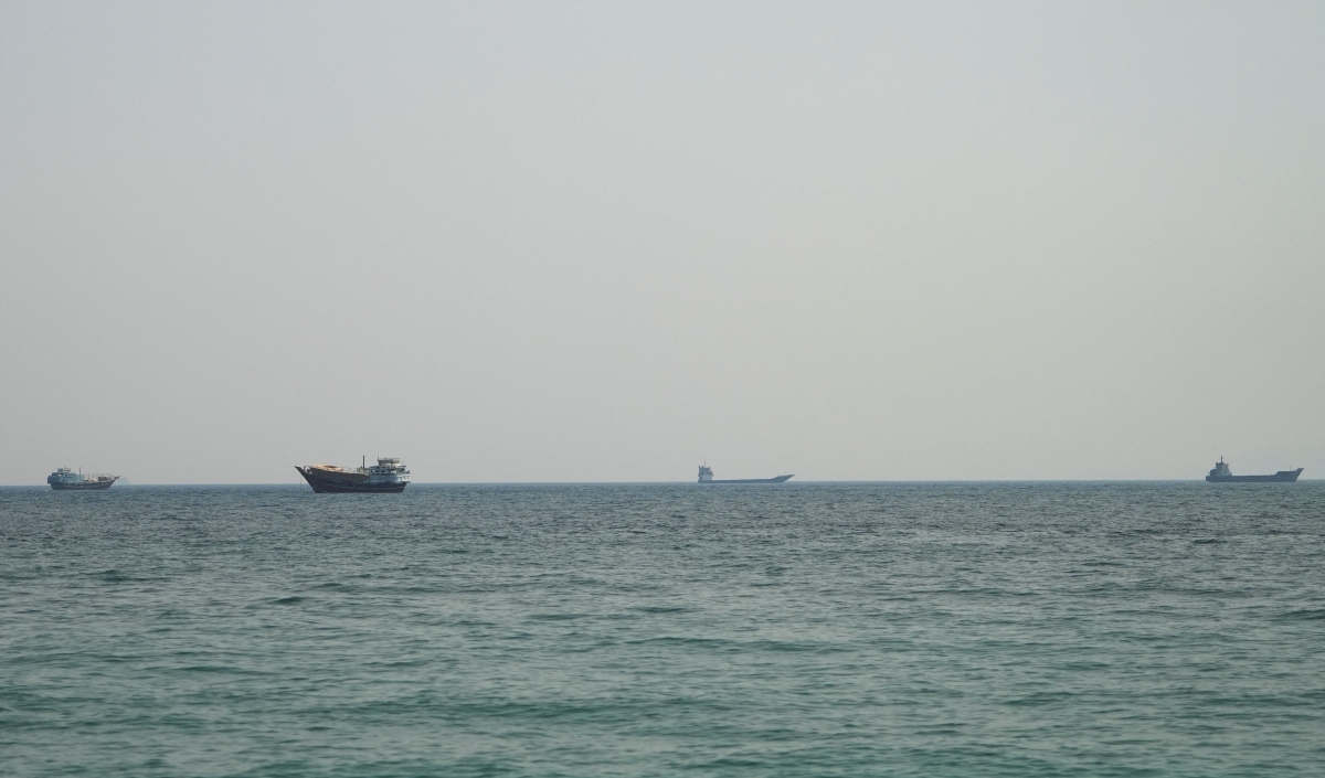 Các tàu thuyền tại eo biển Hormuz. Ảnh Reuters