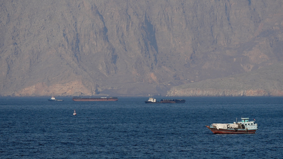 Các tàu thuyền và tàu chở dầu trong eo biển Hormuz (Ảnh: Reuters)