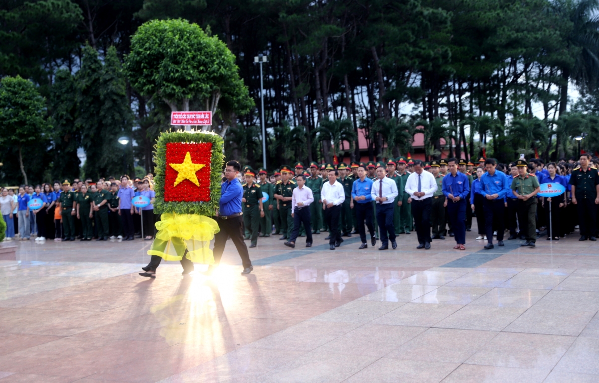 
Đại biểu và hàng nghìn đoàn viên, thanh niên tham gia Lễ thắp nến tri ân tại Nghĩa trang liệt sĩ tỉnh Đắk Lắk.