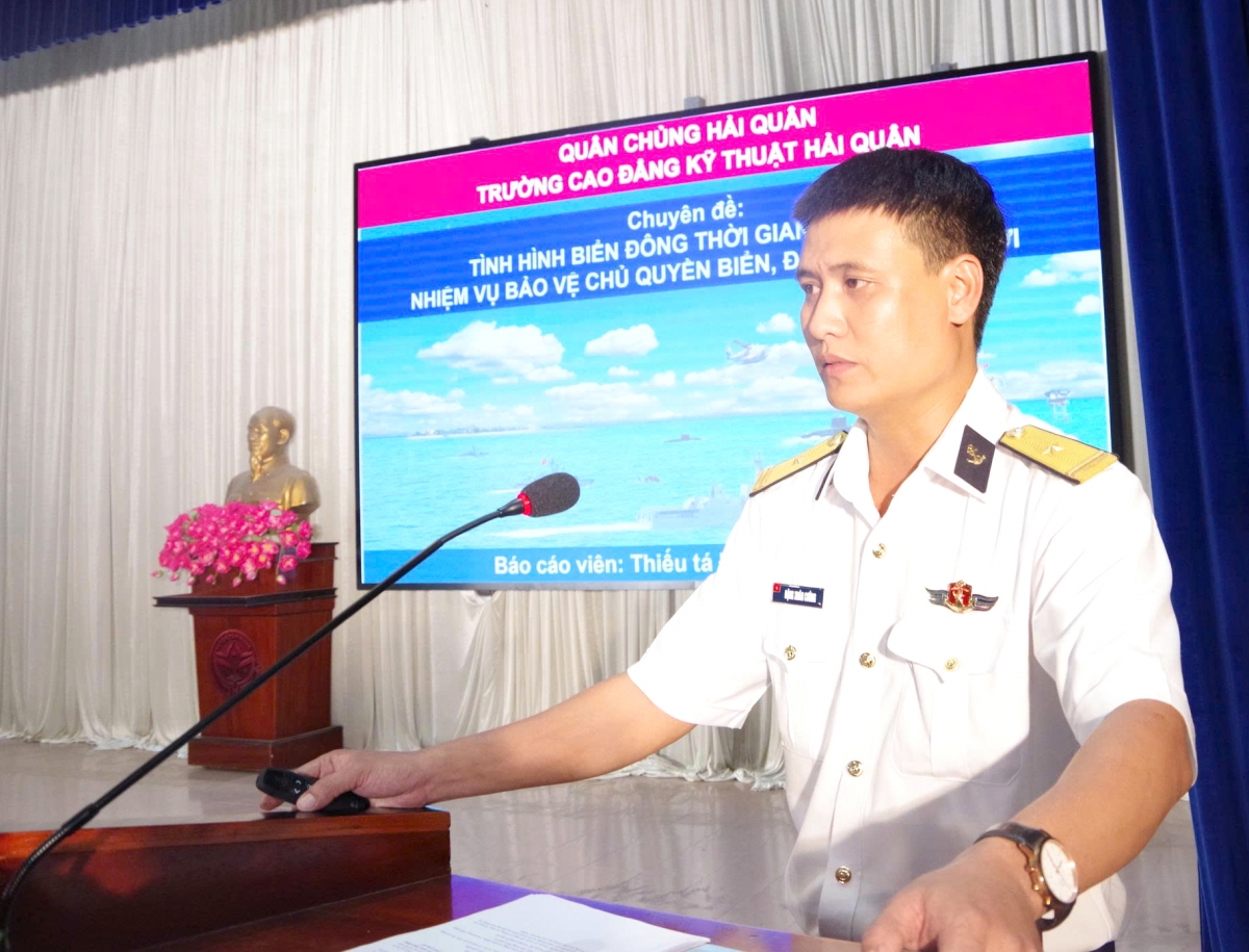 Thiếu tá Đặng Xuân Cường, cán bộ nhà trường thực hiện nội dung tuyên truyền biển, đảo