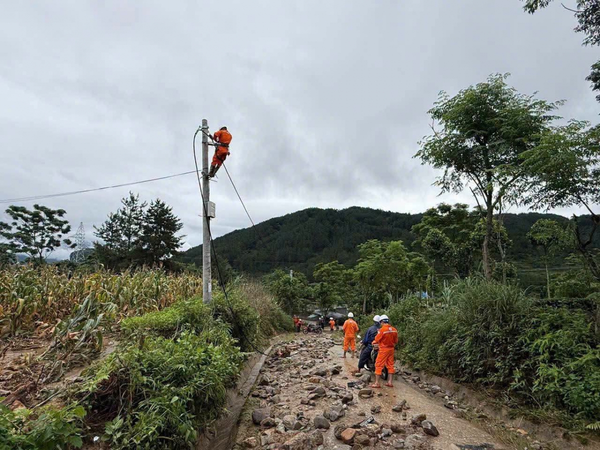 Nhân viên Công ty Điện lực Lai Châu đang khẩn trương khắc phục sự cố để sớm khôi phục cấp điện cho Nhân dân
