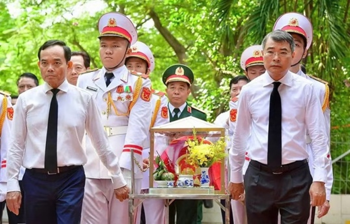 Thủ tướng Chính phủ Lê Minh Hưng cùng Bí thư Thành ủy TP.HCM Trần Lưu Quang thực hiện nghi thức di quan đối với các hài cốt liệt sĩ được tìm thấy.