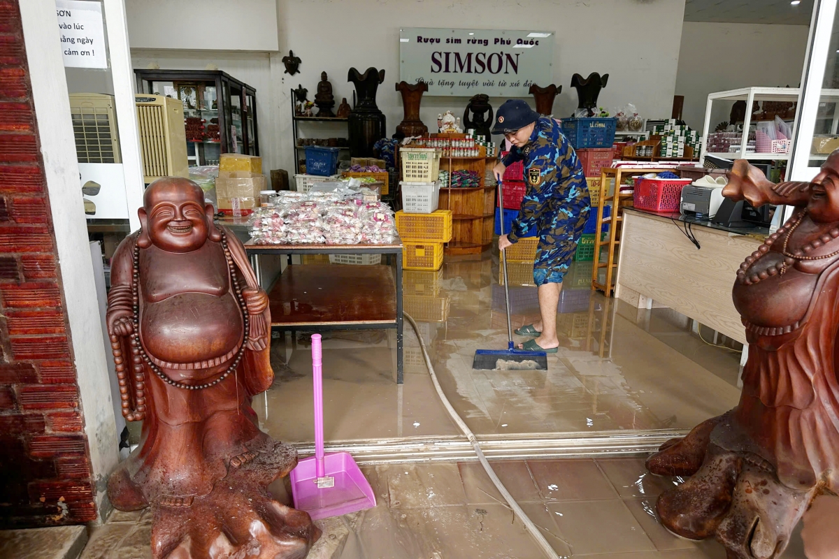 Chiến sĩ Vùng 5 Hải quân hỗ trợ người dân dọn dẹp bùn đất, vệ sinh nhà cửa