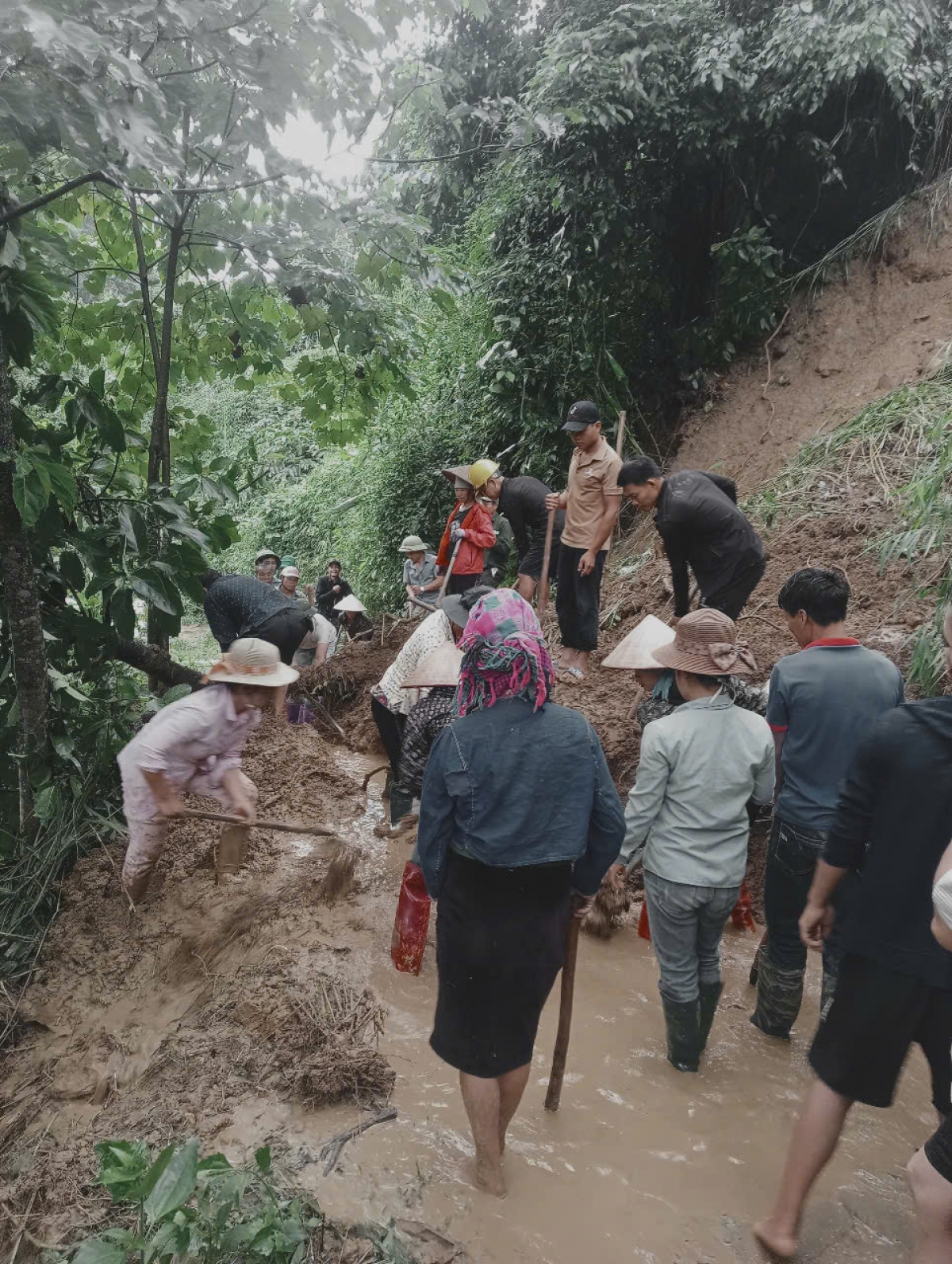 Người dân khắc phục giao thông sau 1 đợt mưa lớn