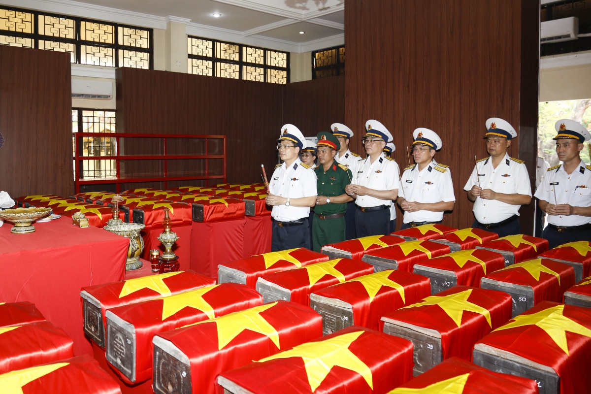 Đoàn công tác dâng hương tưởng niệm các anh hùng, liệt sĩ được quy tập tại Công viên Lê Thị Riêng