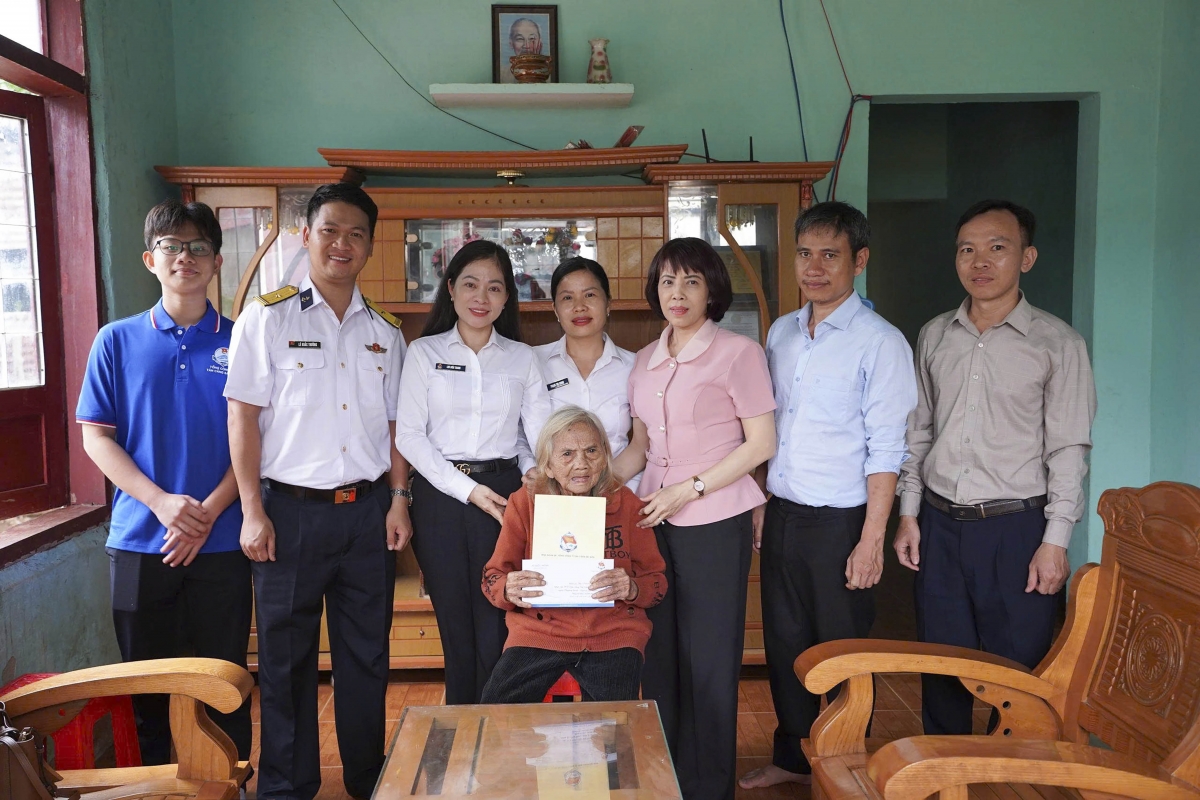 Lãnh đạo Ban Tuyên giáo và Dân vận Tỉnh ủy Quảng Ngãi cùng đại diện Binh đoàn 20 tặng quà tri ân Mẹ VNAH Y Tría, tại xã Tu Mơ Rông
