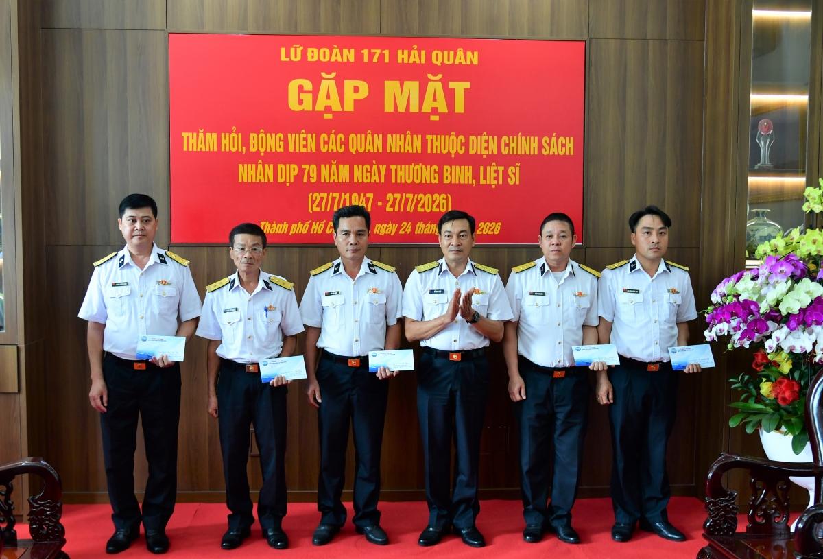 Lữ đoàn 171 trao quà cho các gia đình chính sách trong Lữ đoàn
