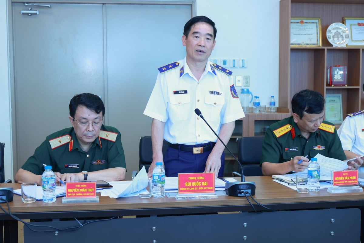 Trung tướng Bùi Quốc Oai  định hướng nội dung trao đổi tại buổi làm việc.