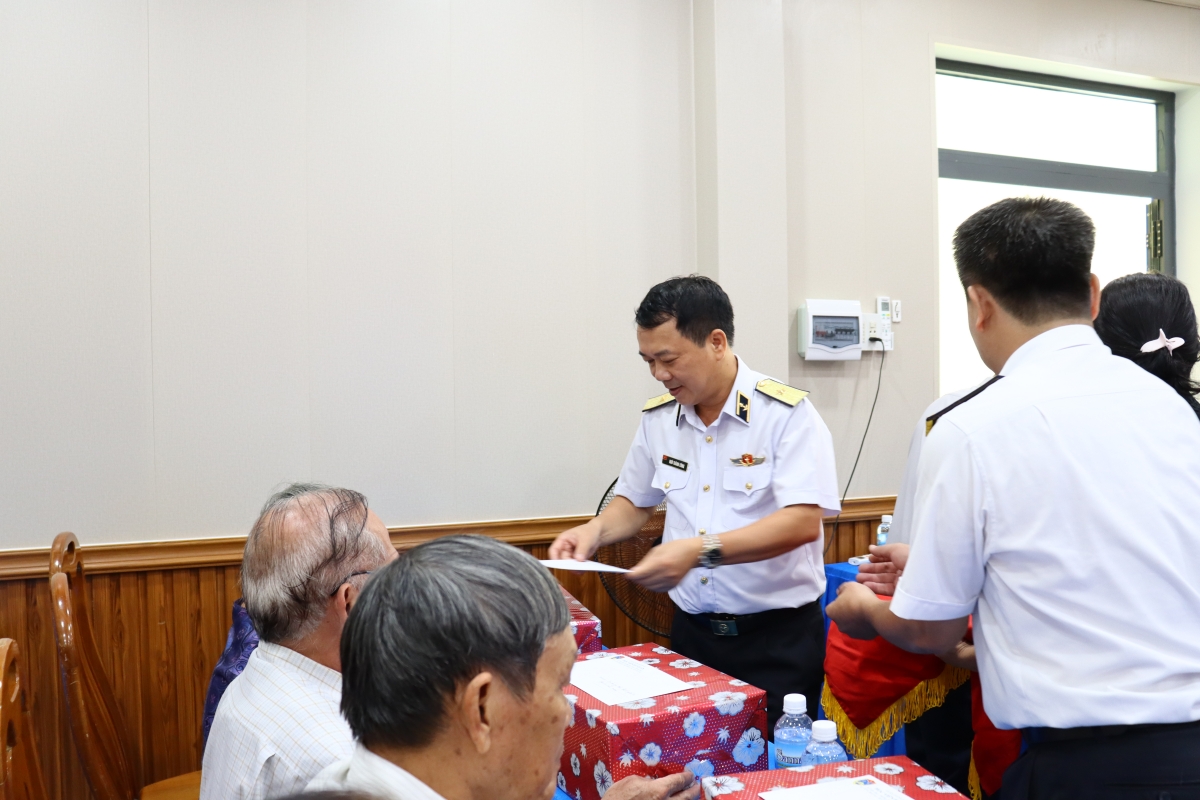 Chuẩn Đô đốc Ngô Thành Công, Giám đốc Học viện thăm, tặng quà các gia đình chính sách tại phường Nha Trang