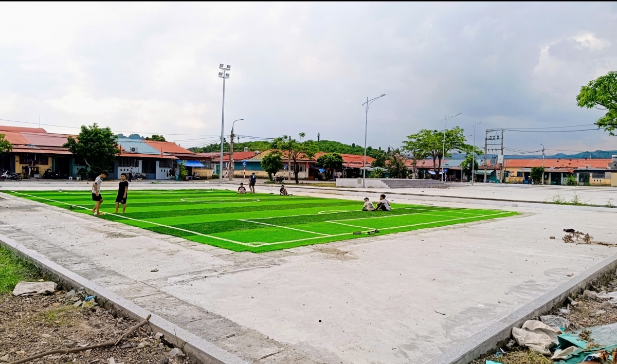 Cùng với nhà văn hóa, khu phố cũng mới được đầu tư sân chơi thể thao cho trẻ em