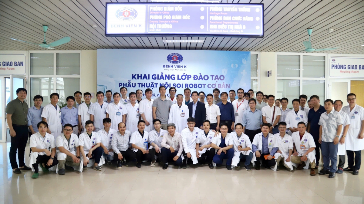 Các chuyên gia trong và ngoài nước tại Khóa đào tạo phẫu thuật nội soi robot cơ bản diễn ra từ ngày hôm nay tại Bệnh viện K